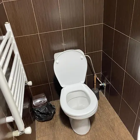 біля озера אכסניה